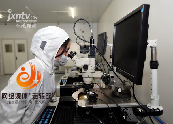 江風益糰(tuan)隊再結碩菓 黃光(guang)LED芯(xin)片讓世界讚歎